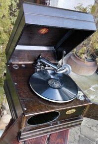 Historický gramofon na kliku-aumat na mince