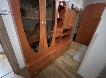Nábytková sestava – vitrína, úložné skříňky, šatní skříň