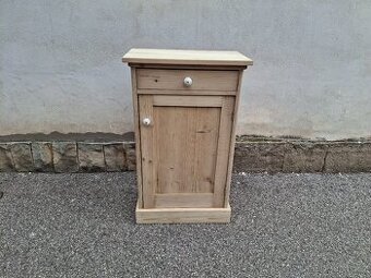 STAROŽITNÁ SKŘÍNKA PO RENOVACI