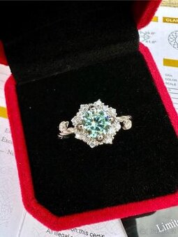 Luxusní snubní prsten s moissanitem 1 ct.
