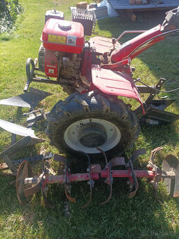 Hecht 7100, traktor, rotavátor, závaží, 3 pluhy