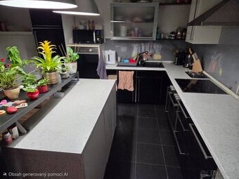Kuchyňská linka včetně spotřebičů.