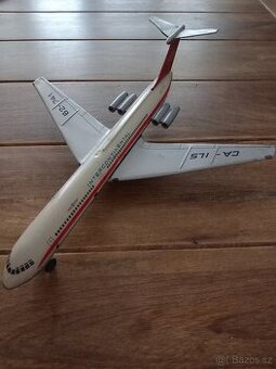 Staré plechové letadlo na setrvačník