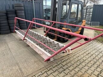 Ocelové schody s hliníkovými stupni a zábradlím