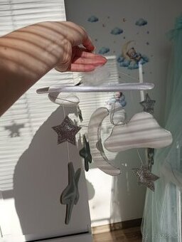 Kolotoč nad postýlku