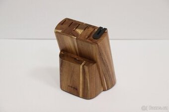 Dřevený blok s brouskem na nože