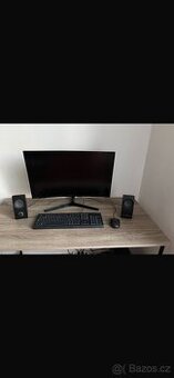 Stolní počítač + monitor a další příslušenství