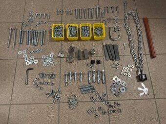 Směs šroubů, matic a drobného nářadí – vše za komplet