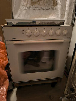 Vestavný sporák /varná deska + trouba/ Zanussi