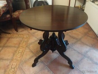 Krásný jídelní starožitný stůl.