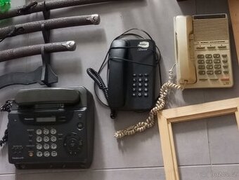Dva staré telefony a fax