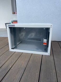 Datová skříň Legrand 7U (600x450 mm) – jako nová