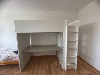 Patrová postel se skříní a poličkami