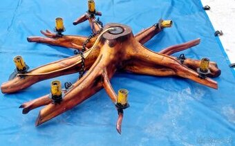 Starožitný lustr z pařezu