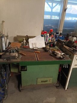 Svářecí stůl s odsáváním.