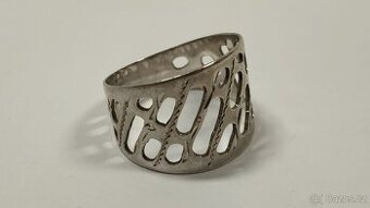 Starý stříbrný hrubší dírovaný prsten vel.57-58