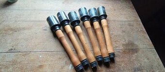 Replika - dřevěné granaáty.