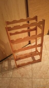 Dřevěný stojan na víno