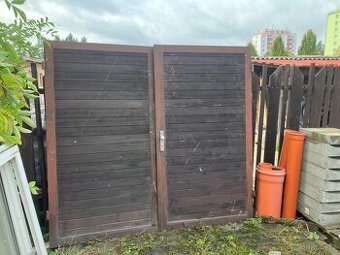 Dvoukřídlá garážová vrata