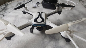 Dron s kamerou.
