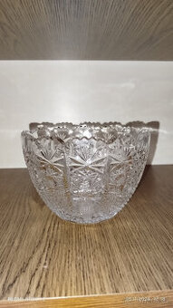 Křišťálové vázy a misky