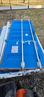 Dveře lodního kontejneru