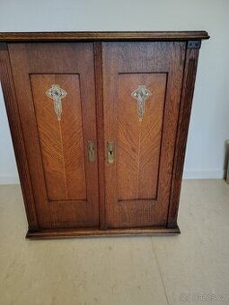 Starožitný skříňový šicí stroj