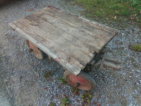 Starý dřevěný malý vozík - kárka.