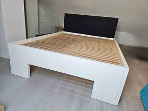 Dřevěná postel 160x200