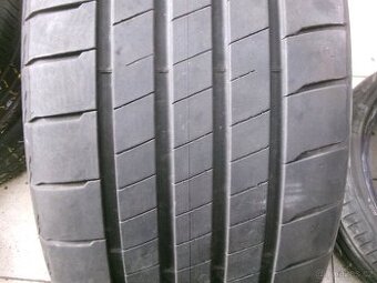 225/40 R19 BRIDGESTONE (4,5mm) č.15651/b8