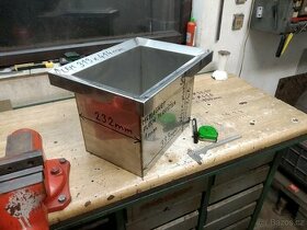 Nádoba se spádovitým okrajem a výpustní dírou. 333x292x232mm