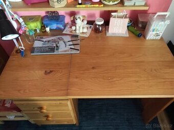 Vyvýšená postel se skluzavkou, psací stůl a polička vše Gaze