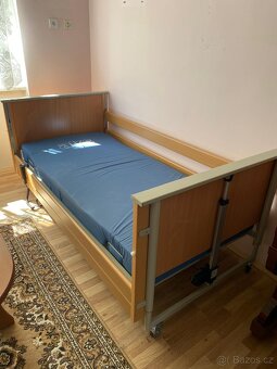 Zdravotní polohovací postel a další pomůcky