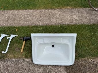Nepoužité smaltované plechové umyvadlo + konzole