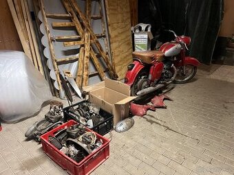 JAWA 250 + NÁHRADNÍ DÍLY (3 motory)