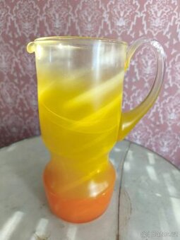 sada skleniček se džbánkem