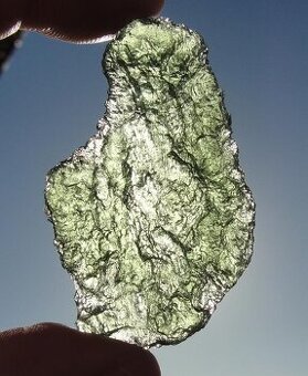 Krásný velký Vltavín z Chlumu, 14,36 gramu, ve stojánku