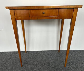 Stolek biedermeier v třešni.