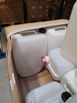 Prázdné kanystry různé velikosti