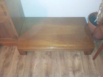 Stolek pod televizi.