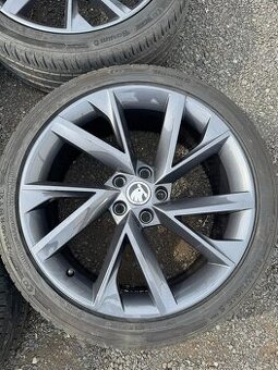 Alu Škoda Superb III/IV Vega 235/40/19 letní 6+ mm