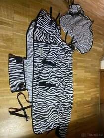 Síťovaná deka Waldhausen zebra  s krkem 135 cm