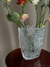Váza z broušeného skla