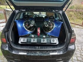Prodám subwoofer do auta komplet vestaveny - 1