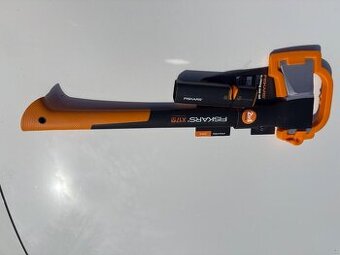 Sekera Fiskars štípací X17 + ostřič Xsharp