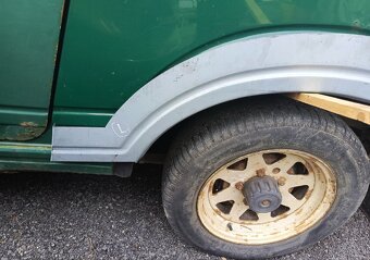 Blatník Suzuki Samurai.