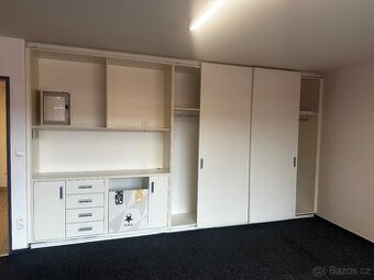 Prodám vestavěnou skříň s úložným prostorem – velmi zachoval