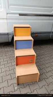 Dětské schůdky k palandě s úložnými prostory