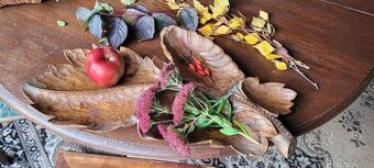 Vyřezávaný tác ve tvaru listu