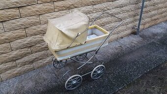 Starý dětský kočárek
